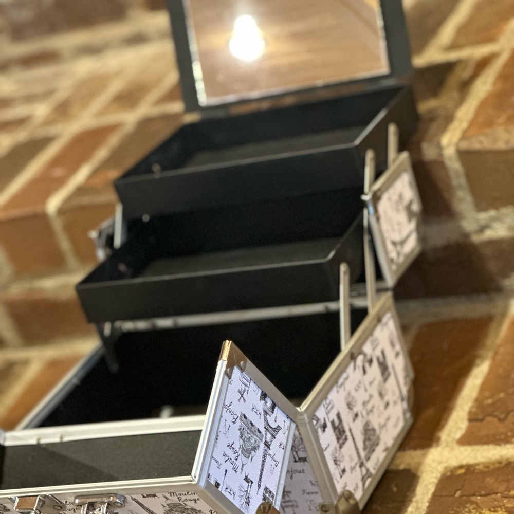 Paris-themed three-tier makeup box carry case with mirror - Picture 4 of 4